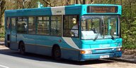 Ein blauer Bus