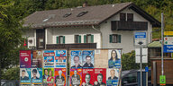 Wahlplakate in einem bayrischen Ort.