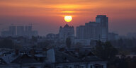 Die Silhouette der Stadt Kyjiv im Morgengrauen