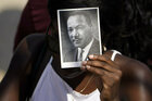 Jemand hält das Foto von Martin Luther King jr. in die Kamera