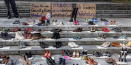 Vertreterinnen feministischer Organisation fordern vor dem Landtag vom Innen- und Rechtsausschuss eine gezieltere Aufarbeitung und Analyse von Femiziden im Land. Jedes Paar Schuhe vor dem Eingang steht dabei für einen Mord an einer Frau in Schleswig-Hostein.