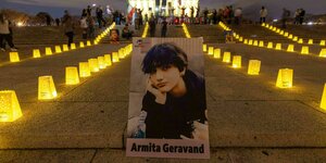 Das Porträt von Armita Geravand steht zwischen Lichtern auf dem Boden vor dem Lincoln Memorial in Washington