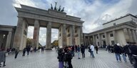 Das Bild zeigt das Brandenburger Tor mit Resten der Farbattacke der Letzten Generation