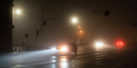 Autoscheinwerfer in einer dunklen Straße