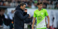 Trainer Niko Kovac spricht mit Wolfsburgs Kevin Paredes