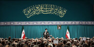 Ayatollah Khamenei spricht vor Publikum
