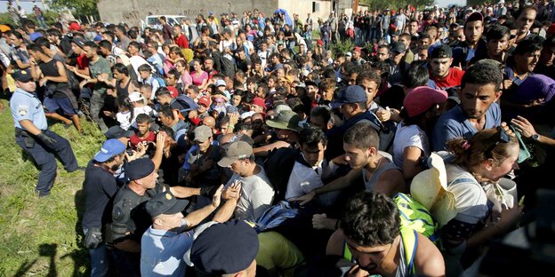 Flüchtlinge durchbrechen eine Polizeiabsperrung ind Tovarnik. Flüchtlinge durchbrechen eine Polizeiabsperrung ind Tovarnik.