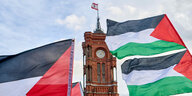 Palästina-Flaggen wehen vor dem Roten rathaus in Berlin-Mitte.