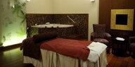 Eine Massage-Liege in einem Hotel.