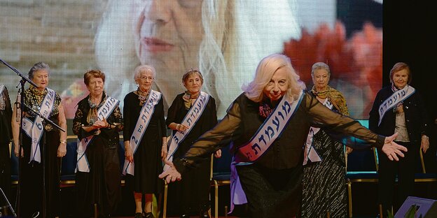 Teilnehmerinnen des Schönheitswettbewerbs "Miss Holocaust Survivor" stehen au einer Bühne.