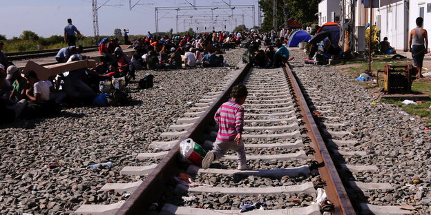 Flüchtlinge warten in Kroatien auf die Aufnahme in eine Unterkunft Flüchtlinge warten in Kroatien auf die Aufnahme in eine Unterkunft
