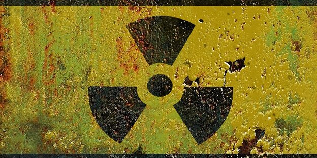 Ein verrostetes Schild mit dem Zeichen für Radioaktivität