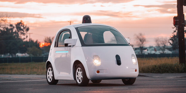 Der Prototyp eines selbstfahrenden Autos von Google. Der Prototyp eines selbstfahrenden Autos von Google.