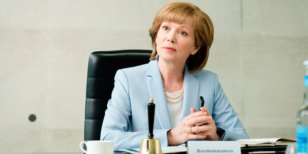 Iris Berben spielt Angela Merkel. Iris Berben spielt Angela Merkel.