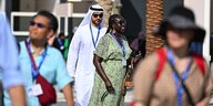 Menschen , die die Klimakonferenz in Dubai besuchen