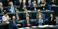 Die CDU-Fraktion im Bundestag - vorne links sitzt ein lächelnder Friedrich Merz und seine Fraktionskollegen applaudieren ihm für seine tolle Rede