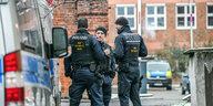 Einsatzkräfte der Polizei stehen vor einem Veranstaltungsgelände in Stuttgart