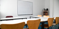 Eine leere Stuhlreihe in einem Klassenzimmer