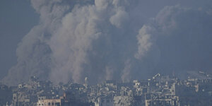 Aufsteigender Rauch nach der Bombardierung von Gaza
