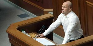 Ein Mann in einem weißen Hemd an einem Rednerpult: der ehemalige Parlamentsabgeordnete Ilja Kiwa aus der Ukraine