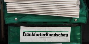 Zeitungsstapel und Titelkopf der Frankfurter Rundschau