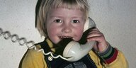 Kind mit Telefonhörer