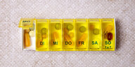 Tabletten sortiert nach Tagen in einer Medikamenten-Wochenbox.