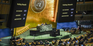 Monitore zeigen das Ergebnis der Abstimmung in der Generalversammlung der Vereinten Nationen