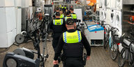 Polizei kontrolliert einen Platz voller Kühlschränke