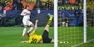 Der dortmunder Fußballer Niklas Süle grätscht den Torschuss eines gegnerischen Spielers weg.