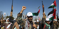Kämpfer der Huthi-Miliz mit Flaggen.