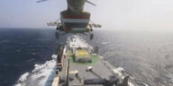 Ein Handout-Foto, das am 21. November 2023 vom militärischen Medienzentrum der Huthi zur Verfügung gestellt wurde, zeigt einen Huthi-Hubschrauber, der über das Frachtschiff "Galaxy Leader" fliegt, als sie es im Roten Meer vor der Küste von Hodeidah in ihre Gewalt bringen.