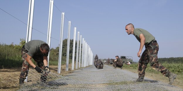Ungarische Soldaten beim Bau des Grenzzauns zwischen Ungarn und Kroatien in der Nähe des Ortes Beremend.. Ungarische Soldaten beim Bau des Grenzzauns zwischen Ungarn und Kroatien in der Nähe des Ortes Beremend..