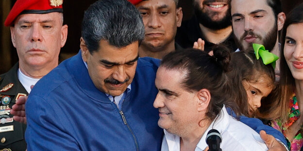 Nicolas Maduro, im blauen Anzug, umarmt Alex Saab