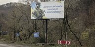 Ein Plakat, das das ukrainische Militär bewirbt, am Rande einer Landstraße
