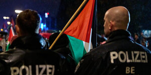 Zwei Polizisten beabachten eine Pro-Palästina-Demonstration.