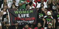 Iranisches "Woman, Life, Freedom"-Banner im Fußballstadion