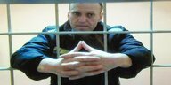 Kremlgegner Alexej Nawalny hinter Gittern während einer Videoübertragung