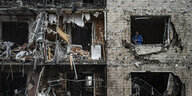 Eine zerstörte Hausfassade nach einem Bombenangriff in Kiev