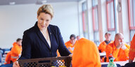 Franziska Giffey (SPD), Berliner Senatorin für Wirtschaft, bietet den Mitarbeitern der BSR Pfannkuchen an, während sie die Berliner Stadtreinigung besucht. Nach den Krawallen und Ausschreitungen in der Silvesternacht 2022/2023 steht der Jahreswechsel in d
