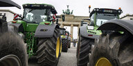 Bauern protestieren mit ihren Traktoren vor dem Brandenburger Tor.