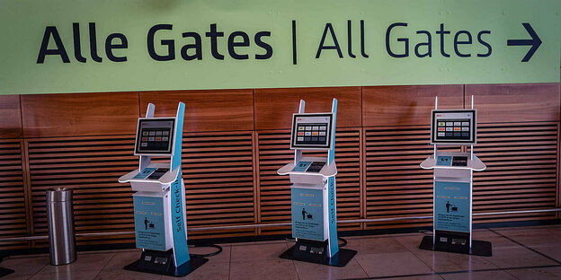 Drei Automaten zum Einchecken am Flughafen Berlin Brandenburg