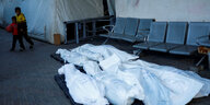 Acht große und kleine mit Leichen gefültte weiße Leichensäcke auf dem Boden eines Raums im Abu Yousef Al Najjar Krankenhaus in Rafah am 5. Januar.
