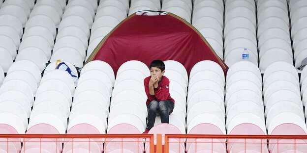 Ein junger Syrer wartet in einem Stadion in Edirne auf die weiterreise nach Griechenland bzw. Bulgarien. Ein junger Syrer wartet in einem Stadion in Edirne auf die weiterreise nach Griechenland bzw. Bulgarien.