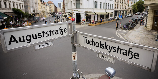 Das Bild zeigt das Straßenschild Tucholskystraße