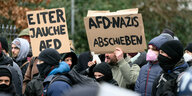 Demonstrant:innen halten ein Schild mit der Aufschrift "AFD Nazis abschieben"
