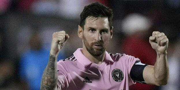Lionel Messi ballt beide Fäuste