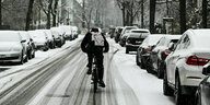 Ein radfahrer auf schneebedecketer Straße