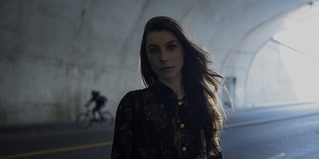Julia Holter in einem Tunnel Julia Holter in einem Tunnel