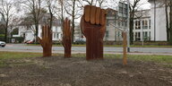 Dreiteiligen Skulptur, die drei Hände verweisen auf das „Signal for Help“-Zeichen, aus rostigem, wetterfestem Baustahl in Osnabrück.